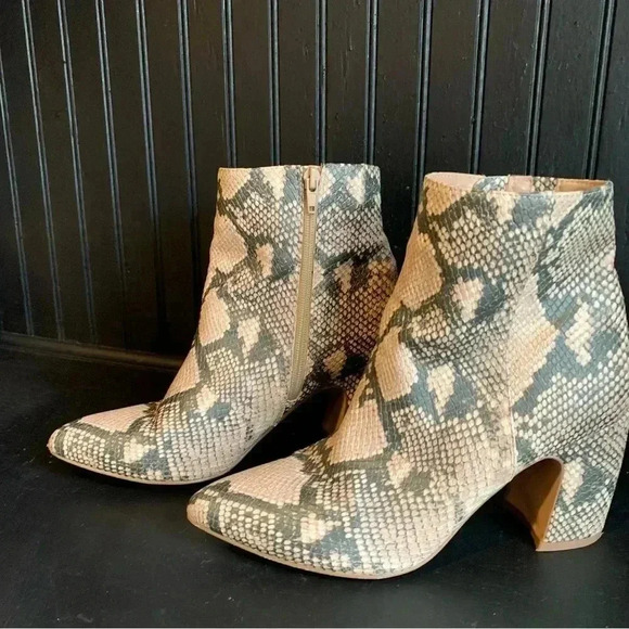 Steve Madden Shoes - Steve Madden Nadalie Pointed Toe Bootie (Tan, Snake Print) Size 8